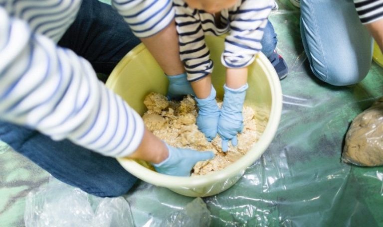 【峰村商店】120年以上続く老舗味噌蔵で、自分だけの「手前味噌」作り味噌蔵で仕込む「味噌仕込み体験（NSGグループ創立50周年記念）」を10月10日に開催