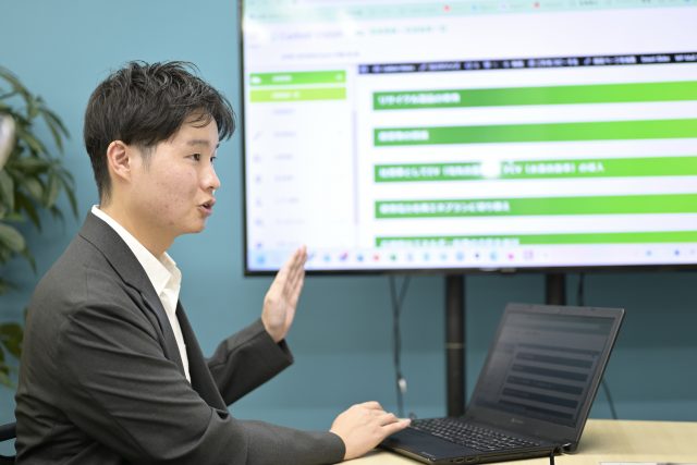 新電力新潟（株）のクラウドサービス「Carbon Vision」のを説明する根岸優太さん