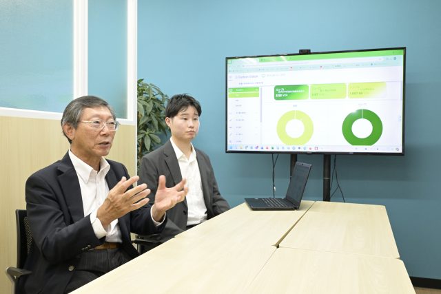 インタビューに応える新電力新潟株式会社の吉澤洋さんと根岸優太さん