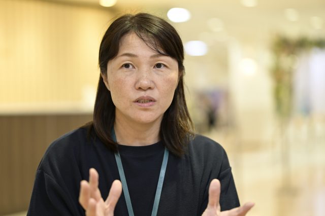 インタビューに応える国際ホテル・ブライダル専門学校教員の藤田愛子さん