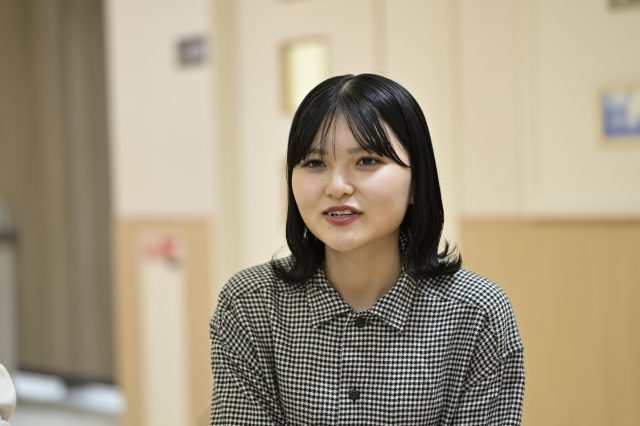 インタビューに応える国際ホテル・ブライダル専門学校学生の帯刀愛璃沙さん
