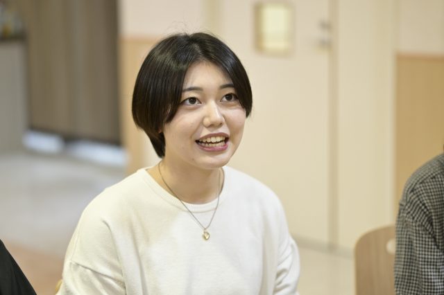 インタビューに応える国際ホテル・ブライダル専門学校学生の小柳和楓さん