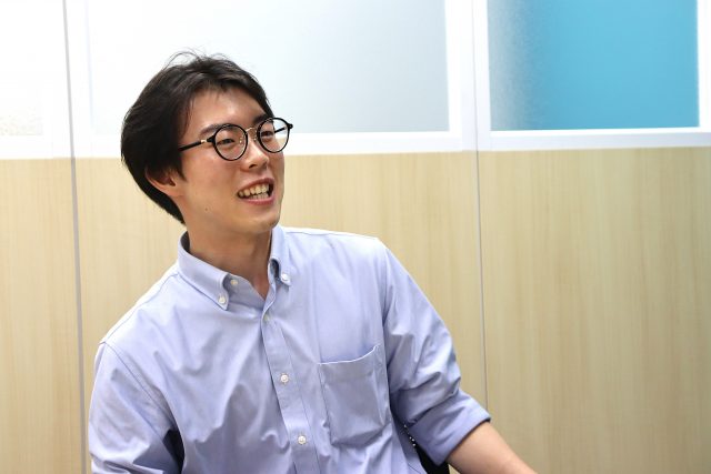 インタビューに応える新電力新潟株式会社 エネルギー事業部 係長の佐藤 公亮さん