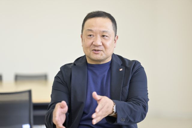 インタビューに応える開志専門職大学事業創造学部の講師である庄司義弘氏