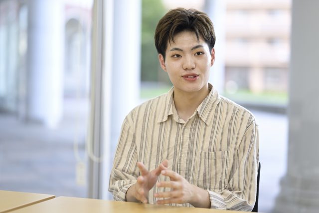 インタビューに応える開志専門職大学事業創造学部の学生である大滝一真さん