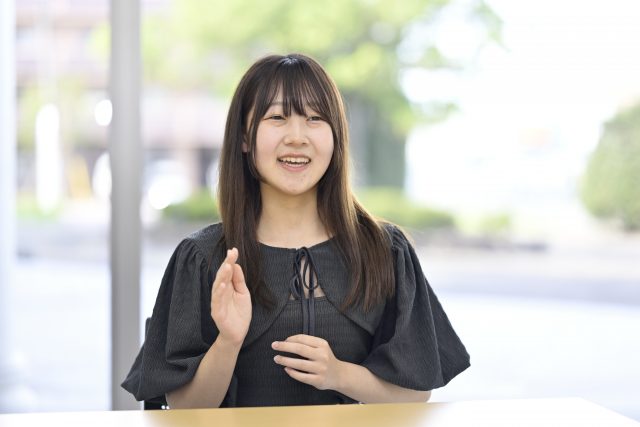 インタビューに応える開志専門職大学事業創造学部の学生である滝沢莉彩さん