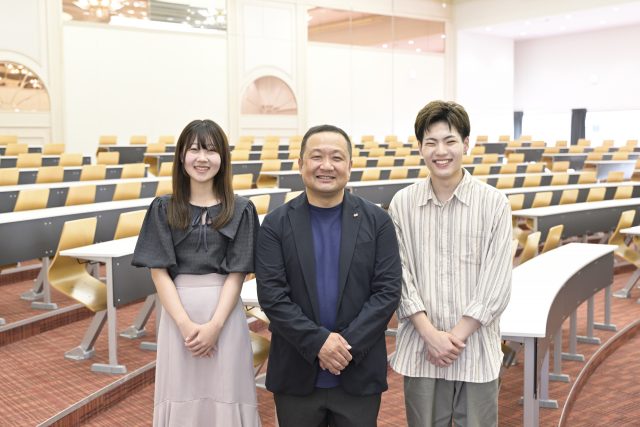 新潟市の開志専門職大学の講師である庄司義弘氏と、学生の大滝一真さん、滝沢莉彩さん