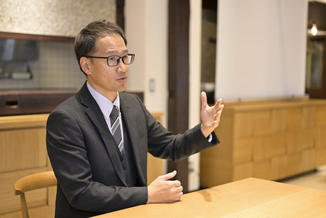 インタビューに応える国際調理製菓専門学校の岡部さん