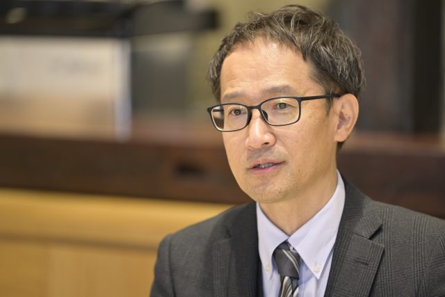 インタビューに応える国際調理製菓専門学校の岡部さん