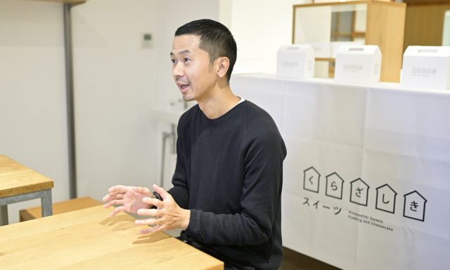インタビューに応える（株）峰村商店の「くらざしきスイーツ」店長の小林潤さん