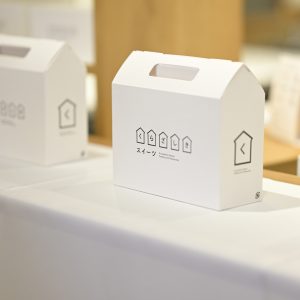（株）峰村商店の「くらざしきスイーツ」のロゴが入った箱