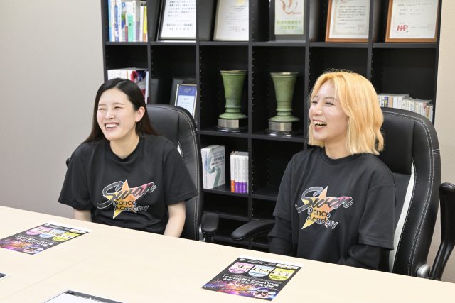 インタビューに応える（株）アイ・シー・オースポーツマーケティングの「Swan dance academy」講師の古俣佳苗さんと池麻里さん