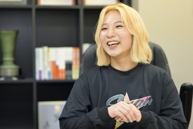 インタビューに応える（株）アイ・シー・オースポーツマーケティングの「Swan dance academy」講師池麻里さん