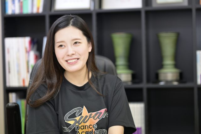 インタビューに応える（株）アイ・シー・オースポーツマーケティングの「Swan dance academy」講師古俣佳苗さん