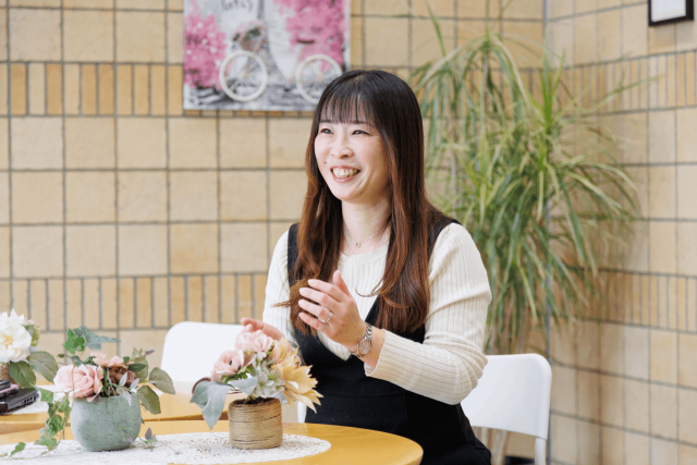 インタビューに応える国際ビジネス公務員大学校の教員高橋幸代さん