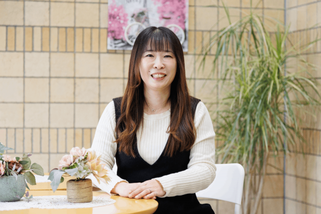 ほほえむ国際ビジネス公務員大学校の教員高橋幸代さん