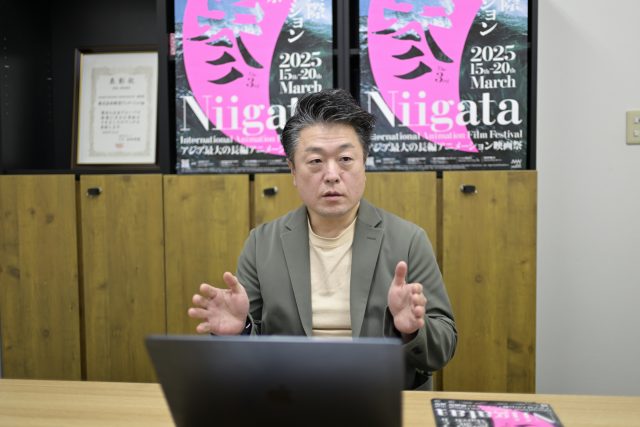 インタビューに応える新潟国際アニメーション映画祭の事務局長兼（株）新潟アニメーションの代表取締役社長の内田昌幸氏