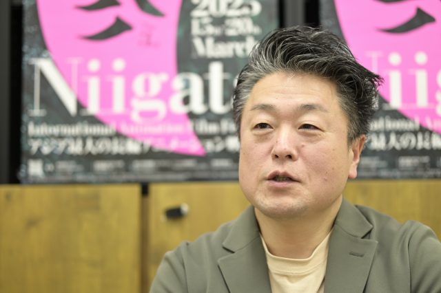 インタビューに応える新潟国際アニメーション映画祭の事務局長兼（株）新潟アニメーションの代表取締役社長の内田昌幸氏