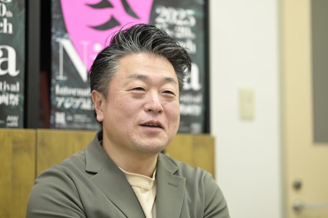 インタビューに応える新潟国際アニメーション映画祭の事務局長兼（株）新潟アニメーションの代表取締役社長の内田昌幸氏