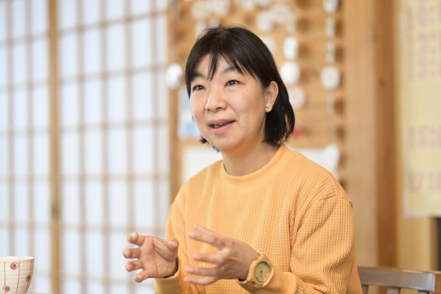 インタビューに応える（株）DreamAdvanceの羽賀万起子さん