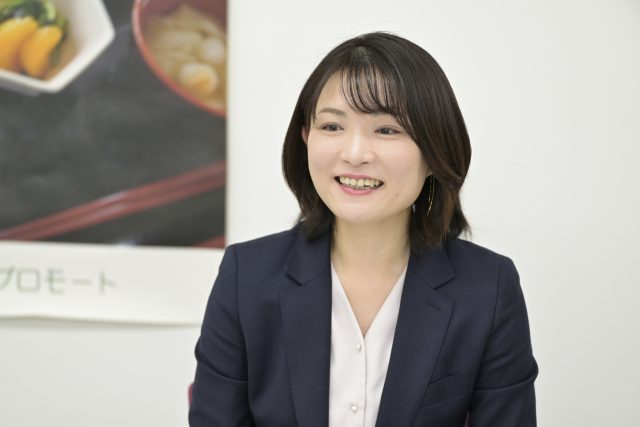 インタビューに応える（株）ライフプロモートの原口法子さん