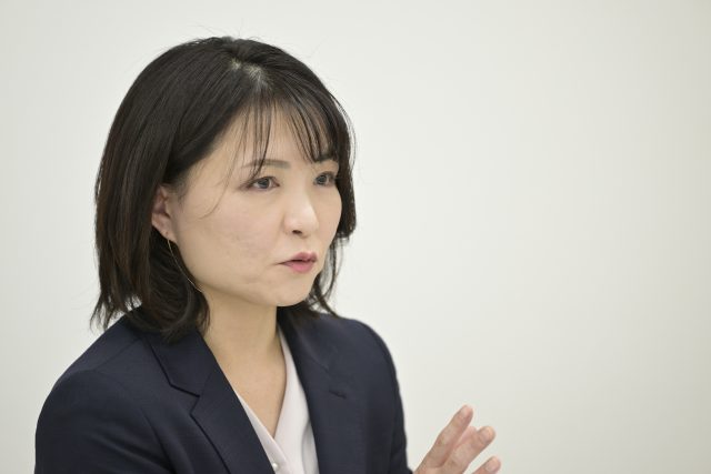 インタビューに応える（株）ライフプロモートの原口法子さん