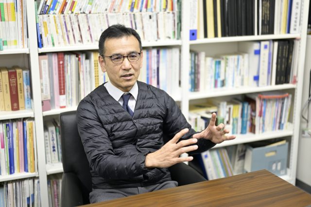 インタビューに応える新潟医療福祉大学副学長・健康科学部長であり新潟県部活動改革検討委員会座長の西原康行さん