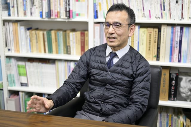インタビューに応える新潟医療福祉大学副学長・健康科学部長であり新潟県部活動改革検討委員会座長の西原康行さん