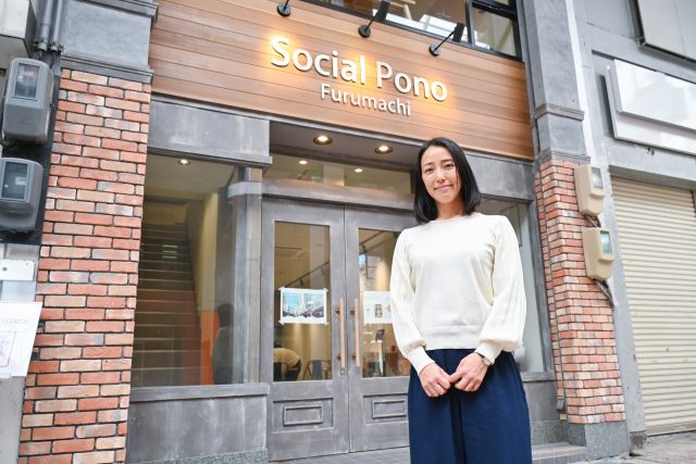 ソシアルポノの前でほほえむ（株）NSGソシアルサポート社長樋口督水さん