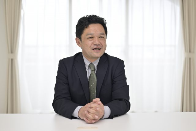 インタビューに応える学校法人大彦学園常務理事の伊藤和真氏