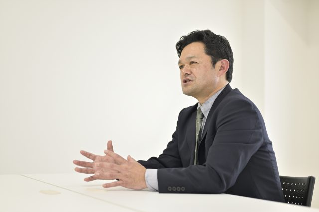 インタビューに応える学校法人大彦学園常務理事の伊藤和真氏