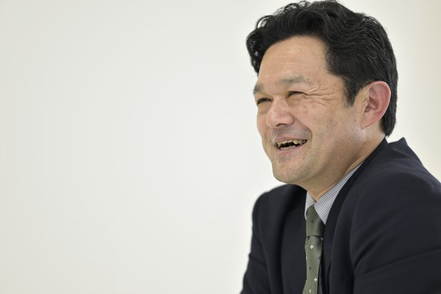 インタビューに応える学校法人大彦学園常務理事の伊藤和真氏