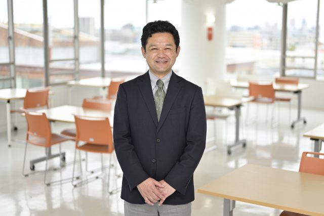 ほほえむ学校法人大彦学園常務理事の伊藤和真氏