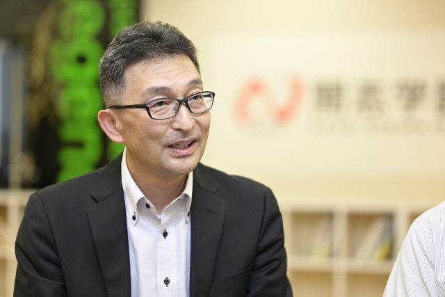 インタビューに応える開志創造高等学校副校長の竹田隆行氏