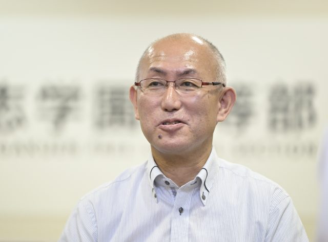 インタビューに応える開志学園中等部チーフの永井一哉氏