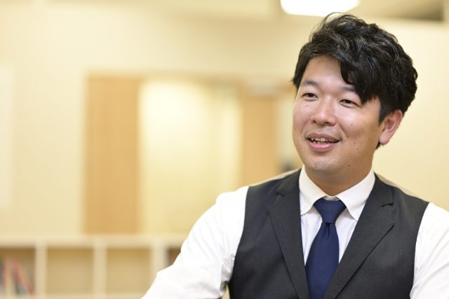 インタビューに応える大彦学園法人事務局の前田健吾氏