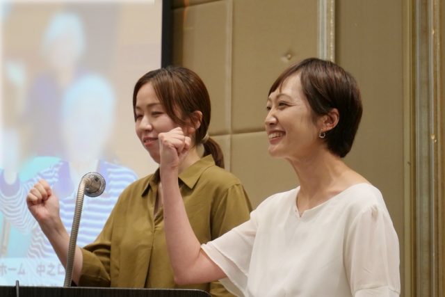 新潟の愛宕福祉会の女性社員がプレゼンをしている様子