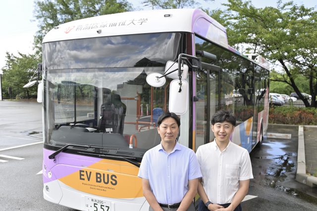 EVバスの前に立つ新潟総合学園の渋谷 友之氏と佐藤 裕也氏