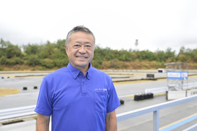 カートコースにたたずむ株式会社スピードパーク新潟 社長 中村 寿和氏