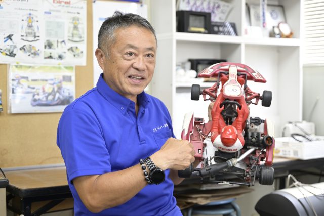 カートの模型を手にインタビューに応える株式会社スピードパーク新潟 社長 中村 寿和氏