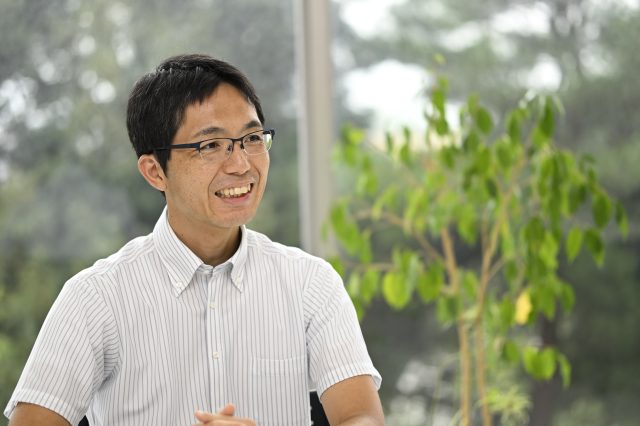 インタビューに応える開志創造高等学校の遠藤 優一氏