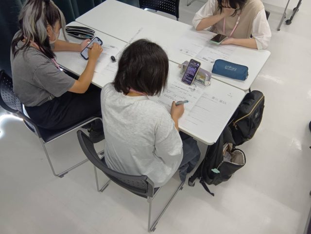 新潟の開志創造高等学校のグループワークの様子