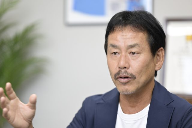 インタビューに応える新潟医療福祉大学男子サッカー部・佐熊裕和監督