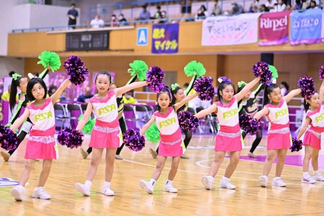 チアダンスをする一般社団法人 福島スポーツアカデミーのチアリーダーチーム