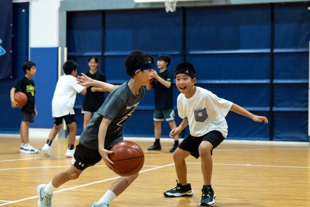 一般社団法人 福島スポーツアカデミーのバスケットボールスクールでバスケをする子どもたち