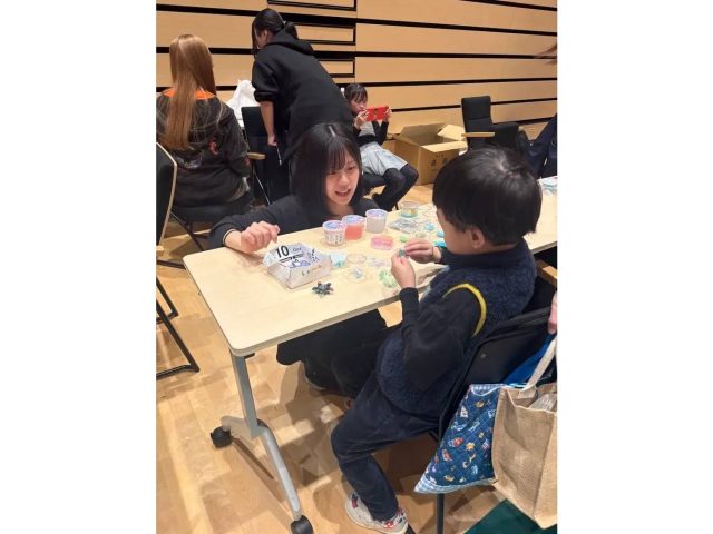 郡山市内で開催された「オープンファクトリー2025」で国際ビジネス公務員大学校の学生がワークショップ運営をしている様子