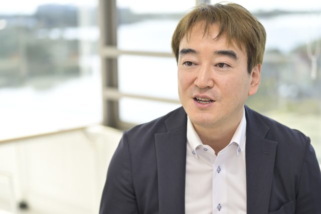 インタビューに応える開志専門職大学 社会連携推進部 部長の淡路 雅博さん