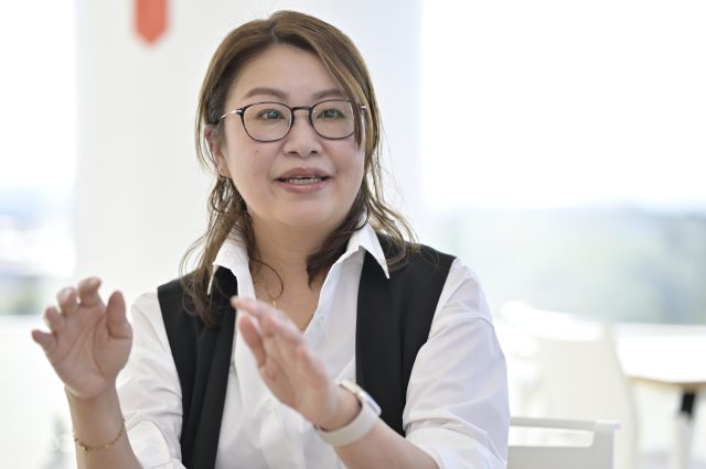 インタビューに応える開志専門職大学 社会連携推進課 課長の谷内田 真理さん