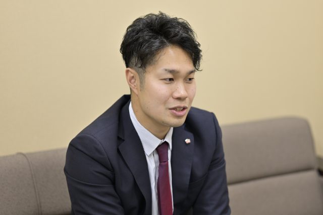 インタビューに応える学校法人新潟総合学園 法人スポーツ推進室 室長の南俊之氏