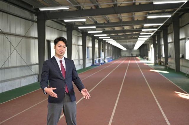 室内走路で説明をする学校法人新潟総合学園 法人スポーツ推進室 室長の南俊之氏